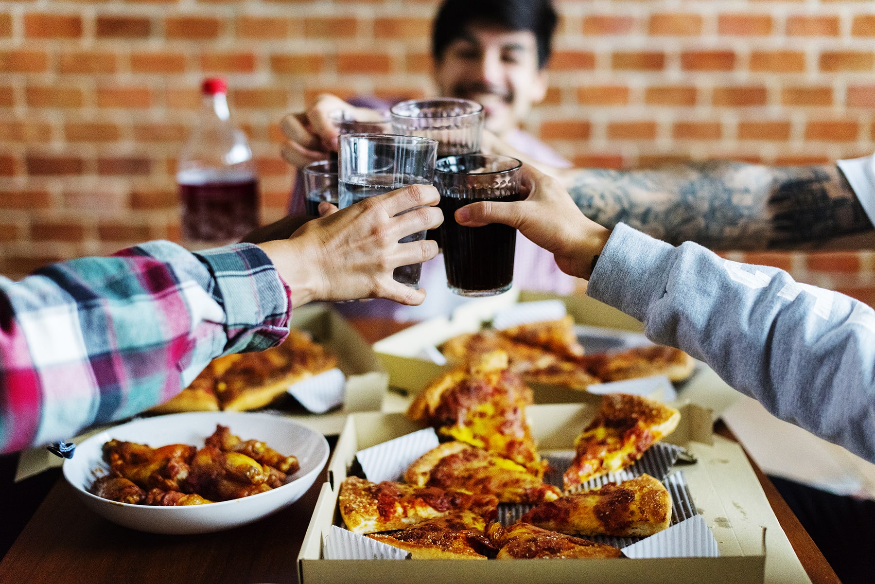 A group of friends having dinner together in a restaurant.